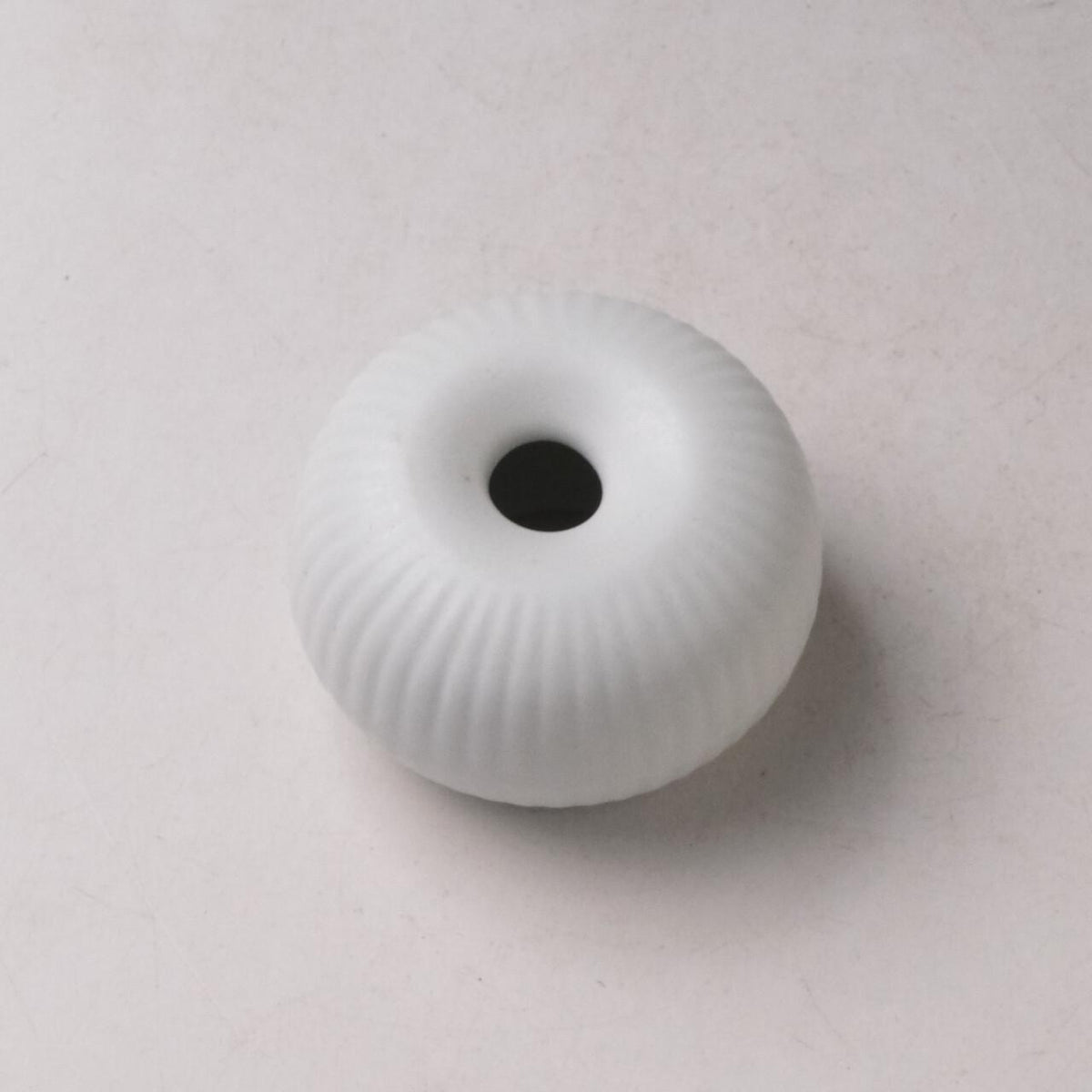 Ribbed Round Chasen Stand – White / Pink / Blue / Charcoal – White