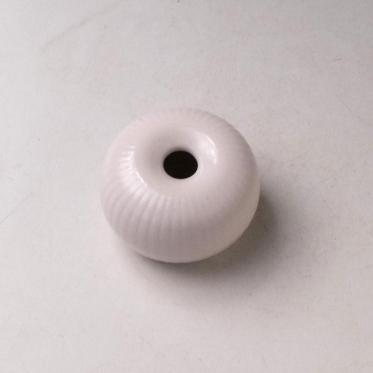Ribbed Round Chasen Stand – White / Pink / Blue / Charcoal – Pink