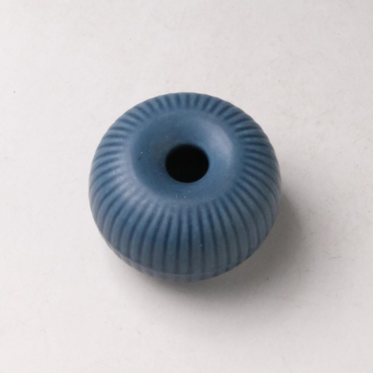 Ribbed Round Chasen Stand – White / Pink / Blue / Charcoal – Blue